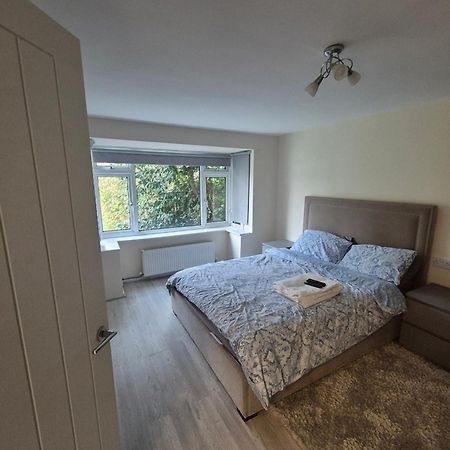 Lovely & Beautiful 2 Bed-Apartment In Borehamwood Exterior photo