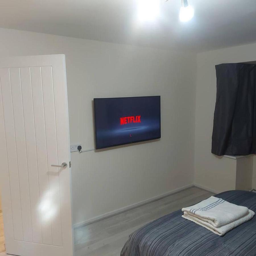 Lovely & Beautiful 2 Bed-Apartment In Borehamwood Exterior photo