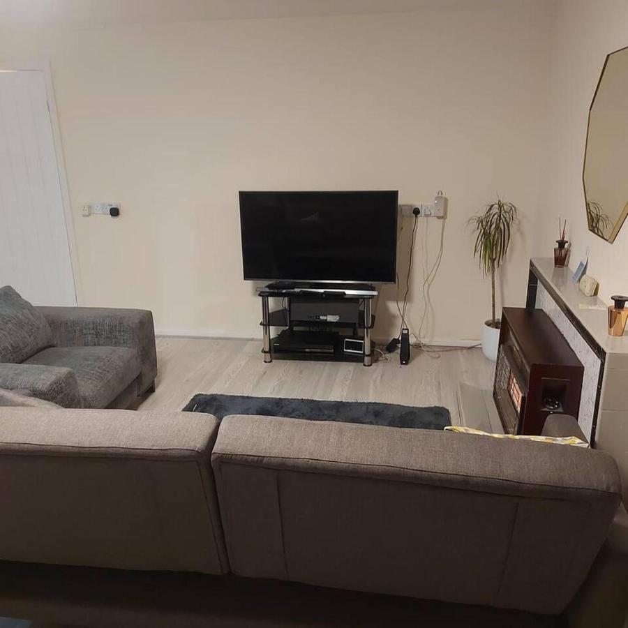 Lovely & Beautiful 2 Bed-Apartment In Borehamwood Exterior photo